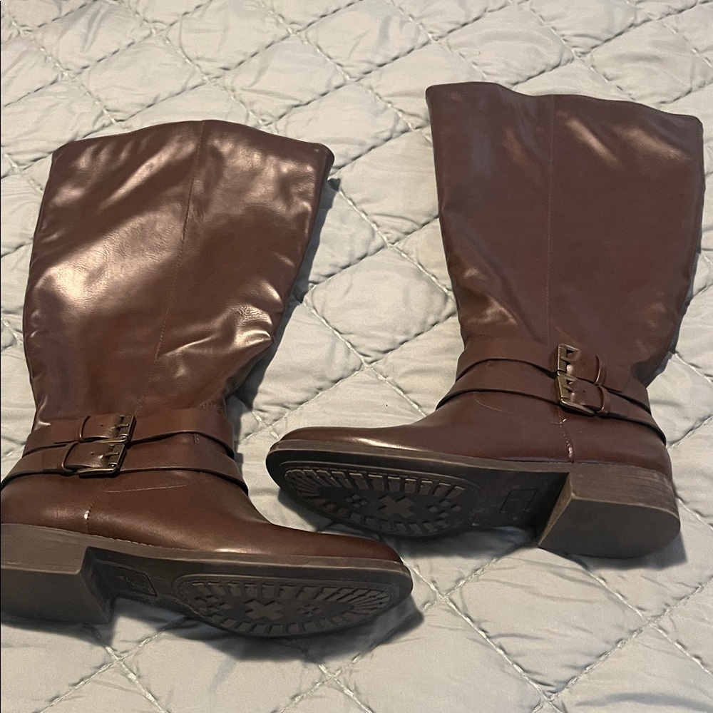 Elegant Brown Heeled Boots - Picture 2 of 11